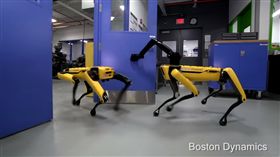 ▲波士頓動力公司（Boston Dynamics）推出的機器狗「SpotMini」(圖／翻攝自YouTube－BostonDynamics頻道)