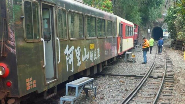 台鐵阿里山線出軌事故　旅客接受救援