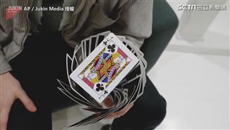 花式切牌出神入化　藝術流動指掌間