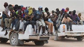 班尼瓦里,Bani Walid,利比亞,移民,卡車,人口走私(圖/推特)