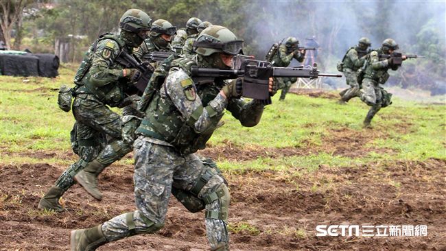戰火區現「樹懶」爬！竟然是狙擊手