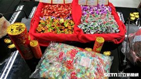 台北市衛生局今(2018)年依推出新規定，年貨大街販售的牛肉乾、魷魚絲及開心果等散裝加工年節食品，除品名及原產地外，更增加標示「補貨日期」。（圖／記者楊晴雯攝）