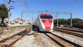 台鐵,自殺,跳軌,普悠瑪,火車,自強號,苗栗(圖/翻攝畫面)