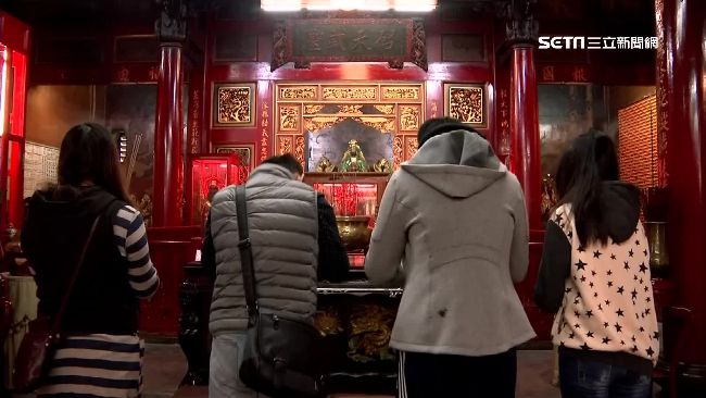 孫女恐截肢…嬤求神明「折壽換平安」