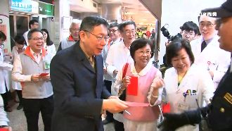 柯P當財神　發兩百元紅包自嘲親友價