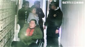 警方率隊前往北市溫泉路社區大樓查緝，一舉逮獲五月天主唱阿信堂哥陳文宗，以及其餘4名賭客，全案訊後依槍砲、毒品及賭博等罪移送法辦（翻攝畫面）