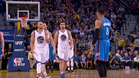 Russell Westbrook走步完全不自覺（圖／翻攝自YouTube）