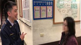 93歲的牛翁，為了要包給孫子壓歲錢，先提領10萬元後，再到銀行兌換新鈔，行員告知僅能兌換5萬元新鈔，牛翁將10萬元留在櫃台已離去，警方代為找尋牛翁領回現金（翻攝畫面）