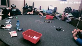 許男利用保全公司作為掩護，將天九牌賭場開設在辦公室內，警方率隊前往開封街查緝，一舉逮獲許、蕭及13名賭客，並查扣抽頭金、賭金及賭具等證物，全案訊後依賭博罪移送法辦（翻攝畫面）