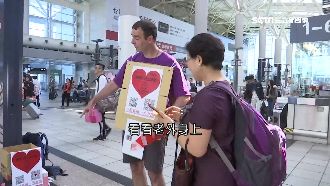 老外高鐵送「紅包」　竟是簽名百元鈔