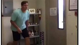 肥宅,跳遠,地震,悲劇　圖／翻攝自YouTube