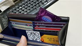 皮夾,保險套,招財,傳言,爆廢公社　圖／翻攝自臉書爆廢公社