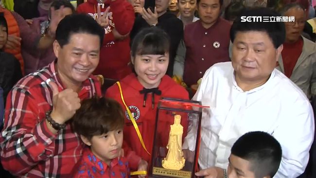 搶頭香超激烈！鎮瀾宮首度出現女得主