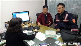 高雄，六旬阿伯夏男以為真愛來臨，欲匯款給未謀面的陳姓女子，警方和行員苦口婆心勸說，保住阿伯老本。翻攝畫面