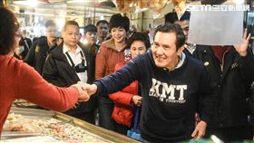 前總統馬英九前往興隆市場拜年發春聯紅包。 圖／記者林敬旻攝