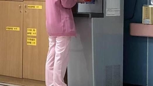 護理師除夕夜的背影照　感動無數網友