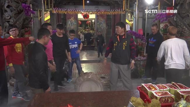 插頭香煞不住　香客推倒天公爐糗翻