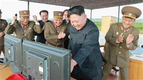 金正恩：北韓核武發展接近完成北韓「勞動新聞」今天刊登勞動黨委員長金正恩（右2）視察中程彈道飛彈「火星12」發射訓練的照片。金正恩昨天宣稱，北韓核武發展已接近完成，其目的是與美國形成均勢。（共同社提供）中央社　106年9月16日