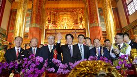 大年初一　賴清德參拜指南宮
行政院長賴清德（前中）16日大年初一參拜台北市指南
宮，祈求國家風調雨順，國泰民安。
中央社記者孫仲達攝　107年2月16日