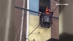 3樓窗台竄火光 自製