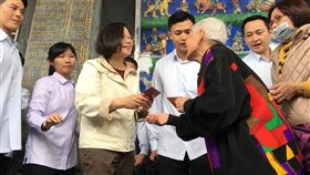 墾丁過年太塞　蔡總統：年後會回楓港
總統蔡英文（左3）16日大年初一到屏東市玉皇宮參拜
並發紅包，被媒體問到為何沒回楓港祖厝發紅包，她說
，過年墾丁塞車，年後她會找時間回去。
中央社記者郭芷瑄攝　107年2月16日