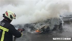 初一接近中午，國道中山高北上龜山路段火燒車，造成車輛回堵，桃園市消防局緊急滅火。翻攝畫面