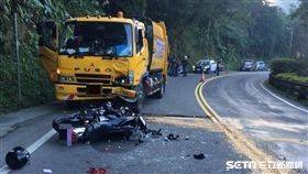 除夕，清晨，石碇路一段，詹姓工人騎重機疑因跨越對向車道超車，不慎撞擊石碇區公所由萬男駕駛的清潔車，送醫後不治。翻攝