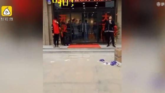 店家開張不放鞭炮　請2人放「嘴炮」