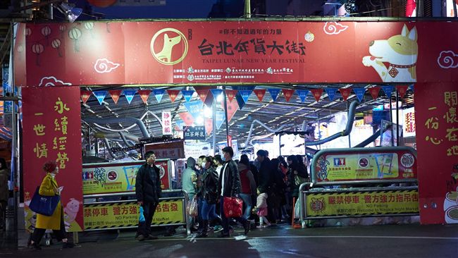 政府曾嚴禁過年　派官員強迫店家開門