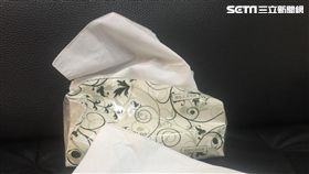 一名有多項性侵前科的江姓男子，去年5月間他清晨騎車突感肚子疼痛，隨機在路邊狂按民宅要求借衛生紙，在睡覺的被害人妻被吵醒後好心遞包衛生紙給他，沒想到江男發現人妻頗有姿色，竟起淫念，帶著電擊棒潛入人妻家中，直接朝在睡覺的人妻電擊企圖性侵，所幸人妻極力反抗並未得逞。橋頭地院審理後依攜帶兇器侵入住宅強制猥褻罪，判處4年6月有期徒刑，全案可上訴。