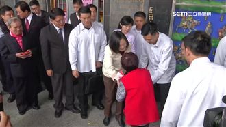 走春發紅包　蔡英文三遇近距離抗議