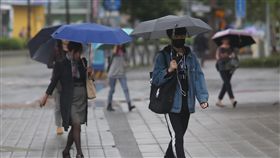 北部短暫雨（2）中央氣象局表示，1日東北風減弱，各地氣溫回升，台灣北部、東半部地區及馬祖有局部短暫雨。圖為台北街頭上午下起間歇性小雨，民眾紛紛撐傘擋雨。中央社記者吳家昇攝　106年11月1日