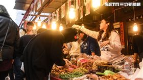 農曆過年前夕，民眾前往迪化街採買年貨，人潮湧現，出動警方交通管制。 圖／記者林敬旻攝