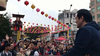 馬英九走春訪寺廟　粉絲擠爆人氣旺！