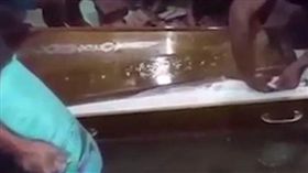 巴西一名女子被家屬誤認死亡生葬，在棺材裡掙扎11天後不幸身亡。（圖／翻攝The Sun）