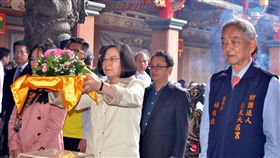 大年初一　蔡總統台東拜年（1）
總統蔡英文（前左）春節拜年首站台東，16日大年初一到台東天后宮上香、獻花、獻果，祈求國泰民安、國運昌隆。
中央社記者盧太城台東攝　107年2月16日