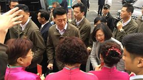 蔡英文基隆發紅包　男近身咆哮…粉絲高喊「總統加油」
圖／翻攝自民進黨基隆市黨部臉書