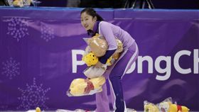 ▲羽生結弦賽後冰面總會被丟滿小熊維尼娃娃。（圖／美聯社／達志影像）