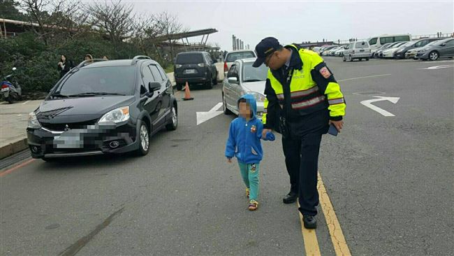 男童走春不慎迷途　警暖心挽手助團員