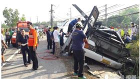 陸客團在泰國旅遊發生車禍，釀1死17傷。（圖／翻攝訊騰網）