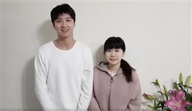 ▲江宏傑和福原愛拍影片向球迷拜年。（圖／翻攝自福原愛臉書）