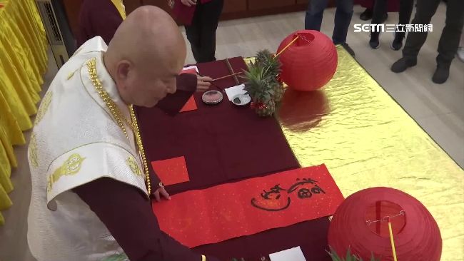 蓮生活佛來祈福　題字點燈送護牌