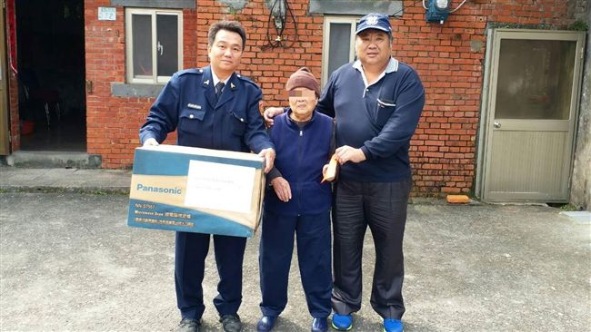 寒冬靠冷便當度日　警贈微波爐暖心窩