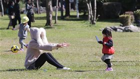 陽光露臉好天氣（2）中央氣象局表示，14日白天明顯回暖，全台高溫都可達20度以上，各地陽光露臉、天氣穩定，不少民眾上午趁著好天氣帶家人到公園遊玩。中央社記者鄭傑文攝　107年1月14日