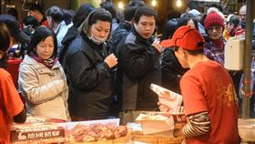 農曆過年前夕，民眾前往迪化街採買年貨，人潮湧現，出動警方交通管制。 圖／記者林敬旻攝