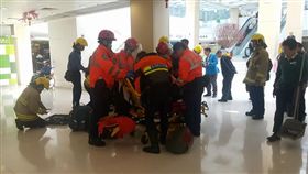 少女手卡扭蛋機　找大批消防助脫困／翻攝畫面
https://goo.gl/xt39TP