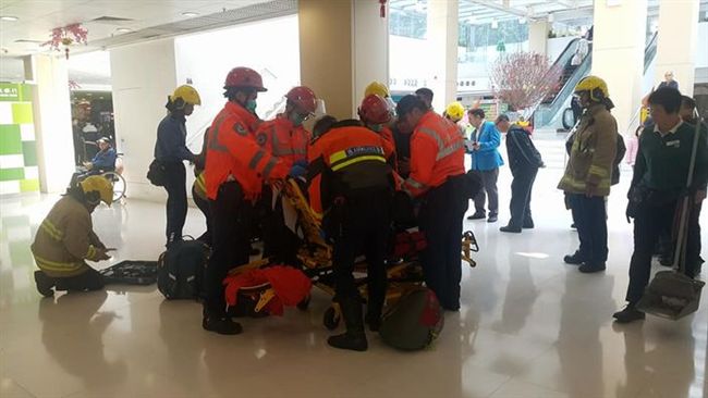少女手卡扭蛋機　找大批消防助脫困
