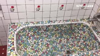 這懷舊浴缸和地磚...兒時回憶湧現