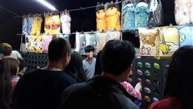 夜市射飛鏢被比中指、罵髒話
圖／翻攝自爆料公社