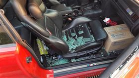 女下車買東西不到5分鐘，車窗被砸破車上貴重物品全不見。（圖／翻攝爆料公社）